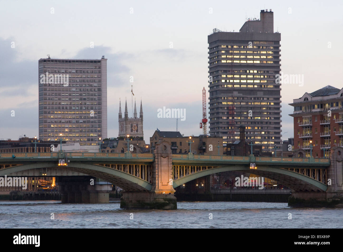 Southwark Bridge bei Abenddämmerung Fluss Themse London England uk gb Stockfoto