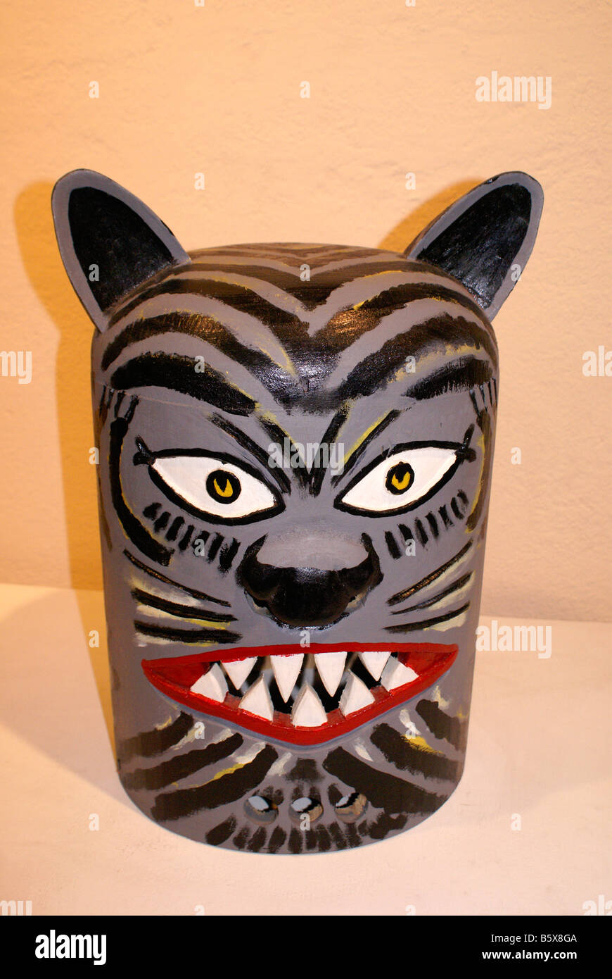 Zeremonielle Jaguar oder Tiger Maske im Museo de Arte Popular oder Museum der Volkskunst in San Salvador, El Salvador Stockfoto