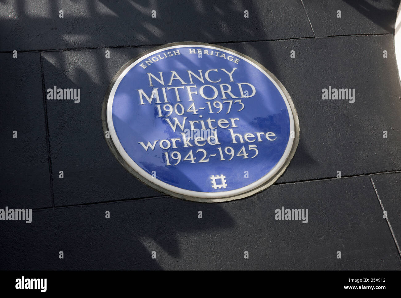 Nancy Mitford English Heritage blaue Plakette, Curzon Street, Mayfair London GB UK Stockfoto