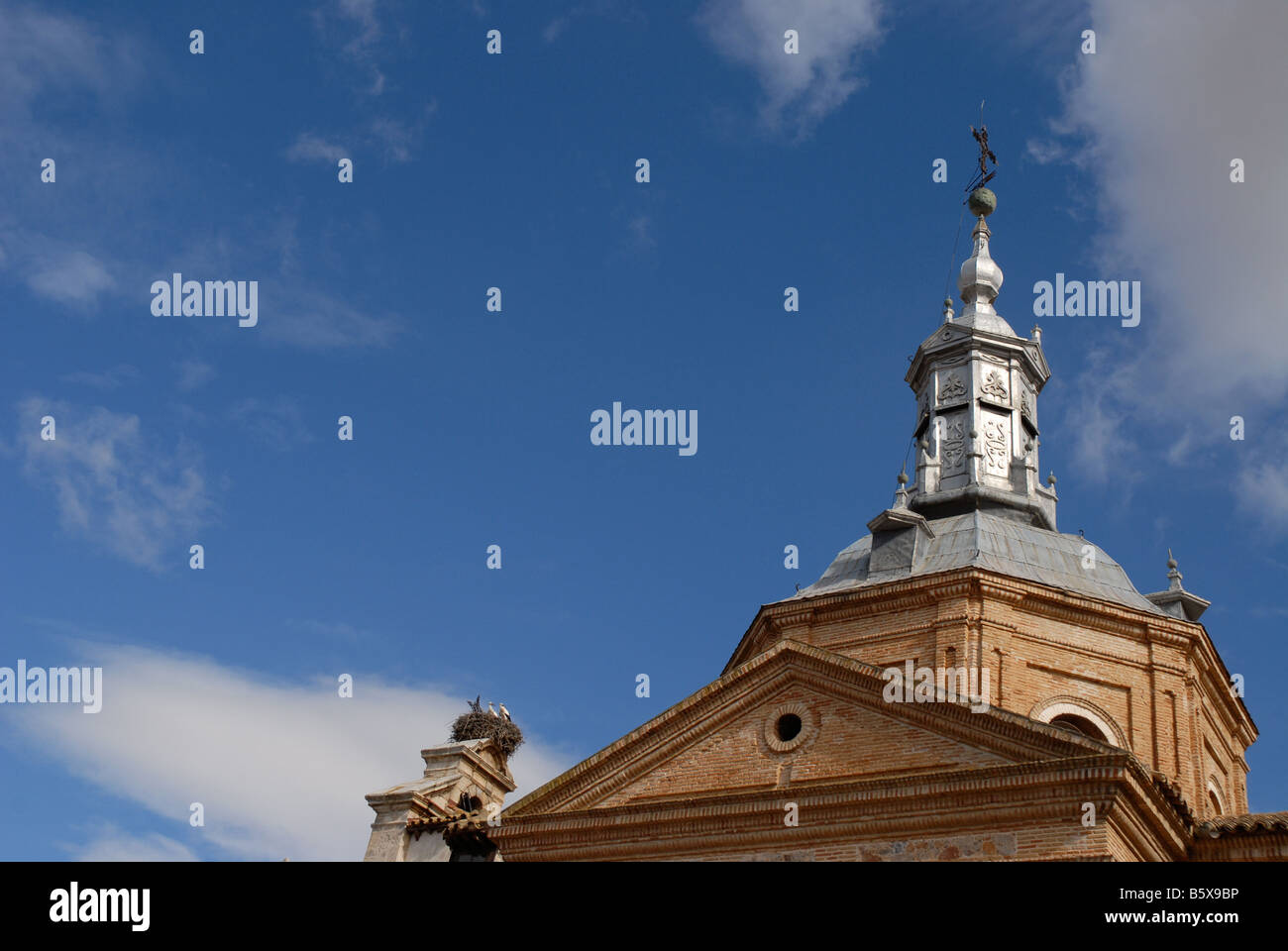 Störche nisten auf Kirchendach, Consuegra, Provinz von Toledo, Kastilien-La-Mancha, Spanien Stockfoto
