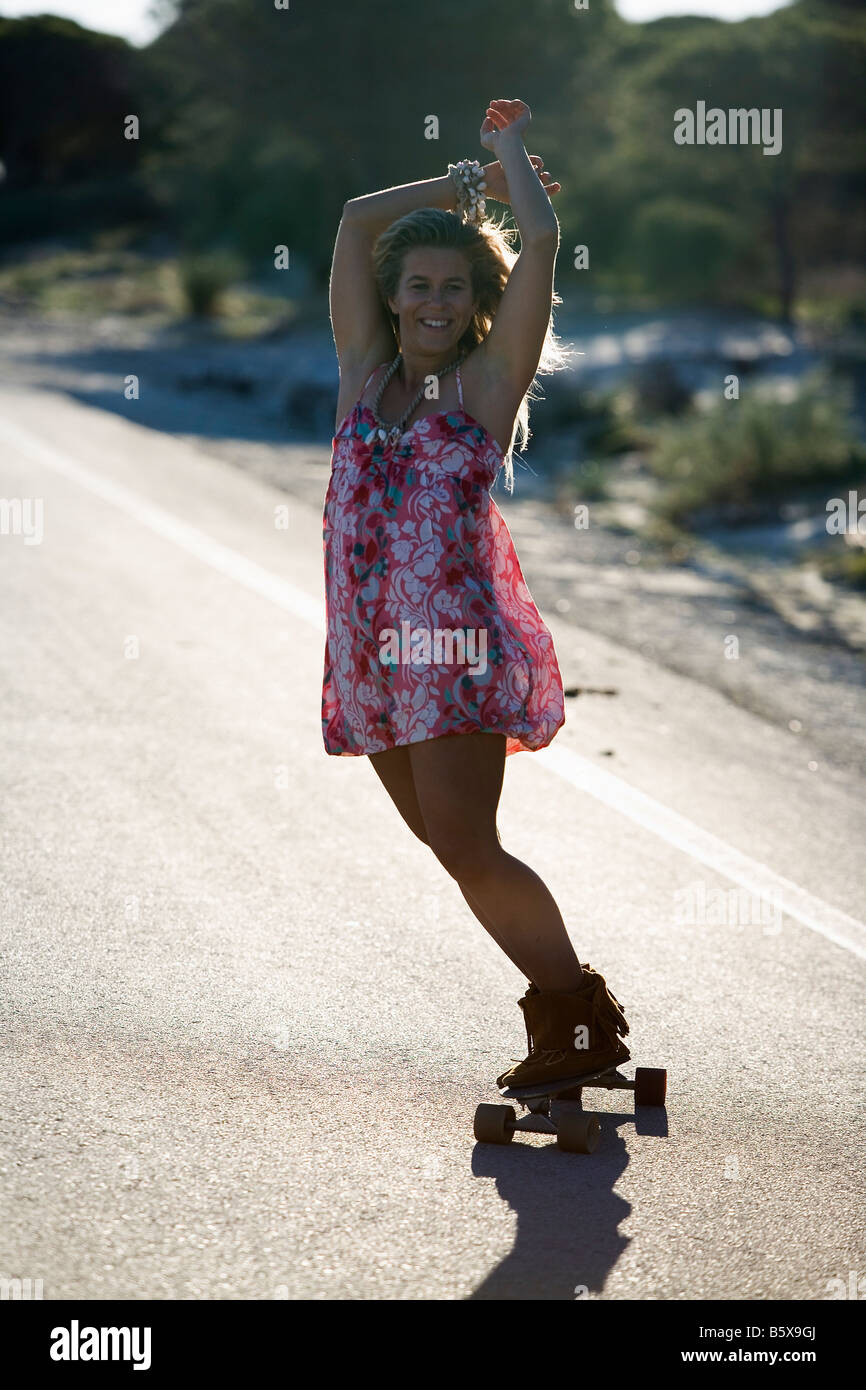 Junge Frau auf skateboard Stockfoto