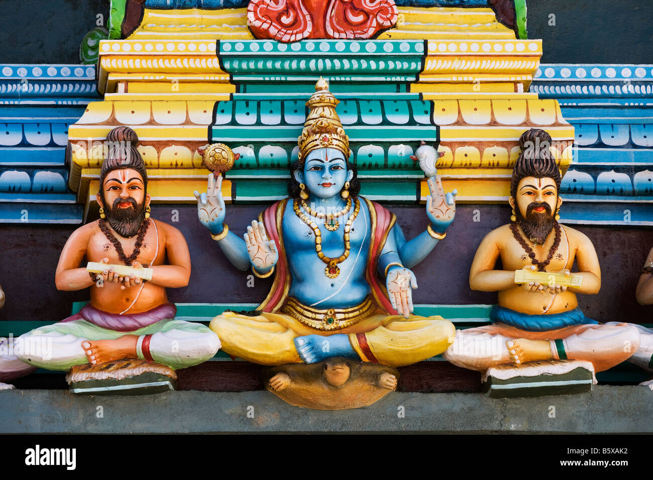 Hindu-Gottheiten, bemalte Statue auf dem Herrn Lakshmi Narasimha Swamy Bügel in Kadiri, Andhra Pradesh, Andhra Pradesh, Indien Stockfoto