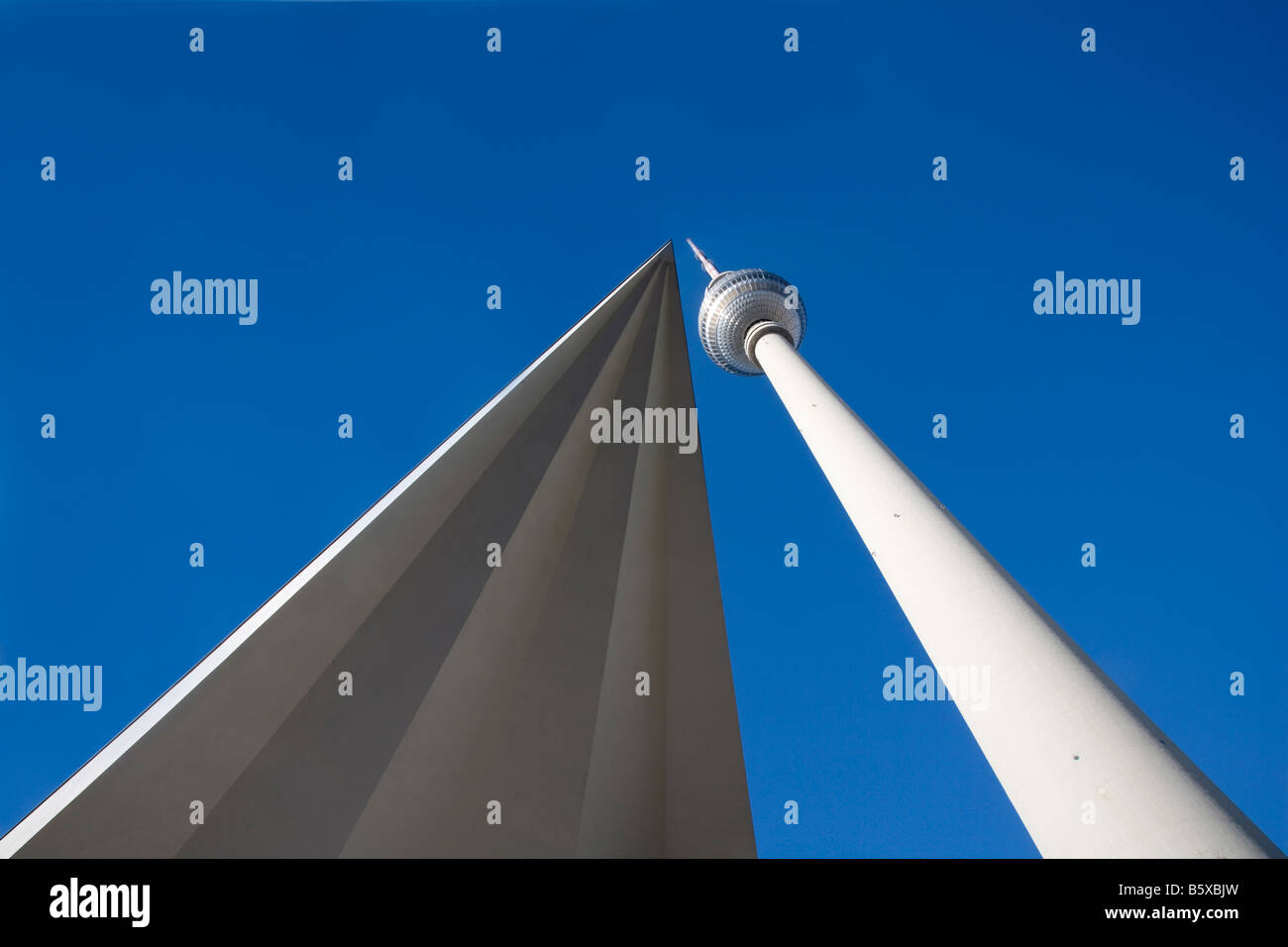 Berühmte Sehenswürdigkeit der Stadt Berlin die TV Turm am Alexanderplatz Alexander s Quadrat mit Dachkonstruktion Stockfoto