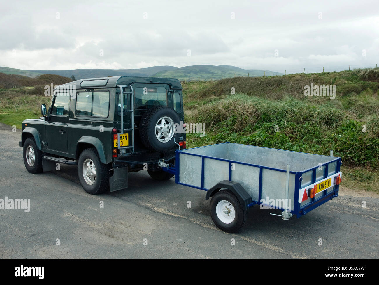 Land Rover Defender mit kleinen Anhänger Stockfoto