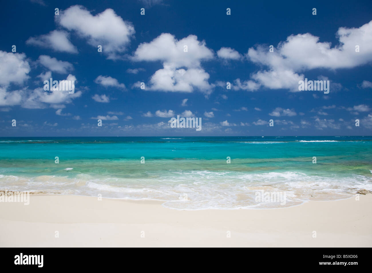 Kleinen einsamen Strand auf der karibischen Insel Anguilla in den British West Indies Stockfoto