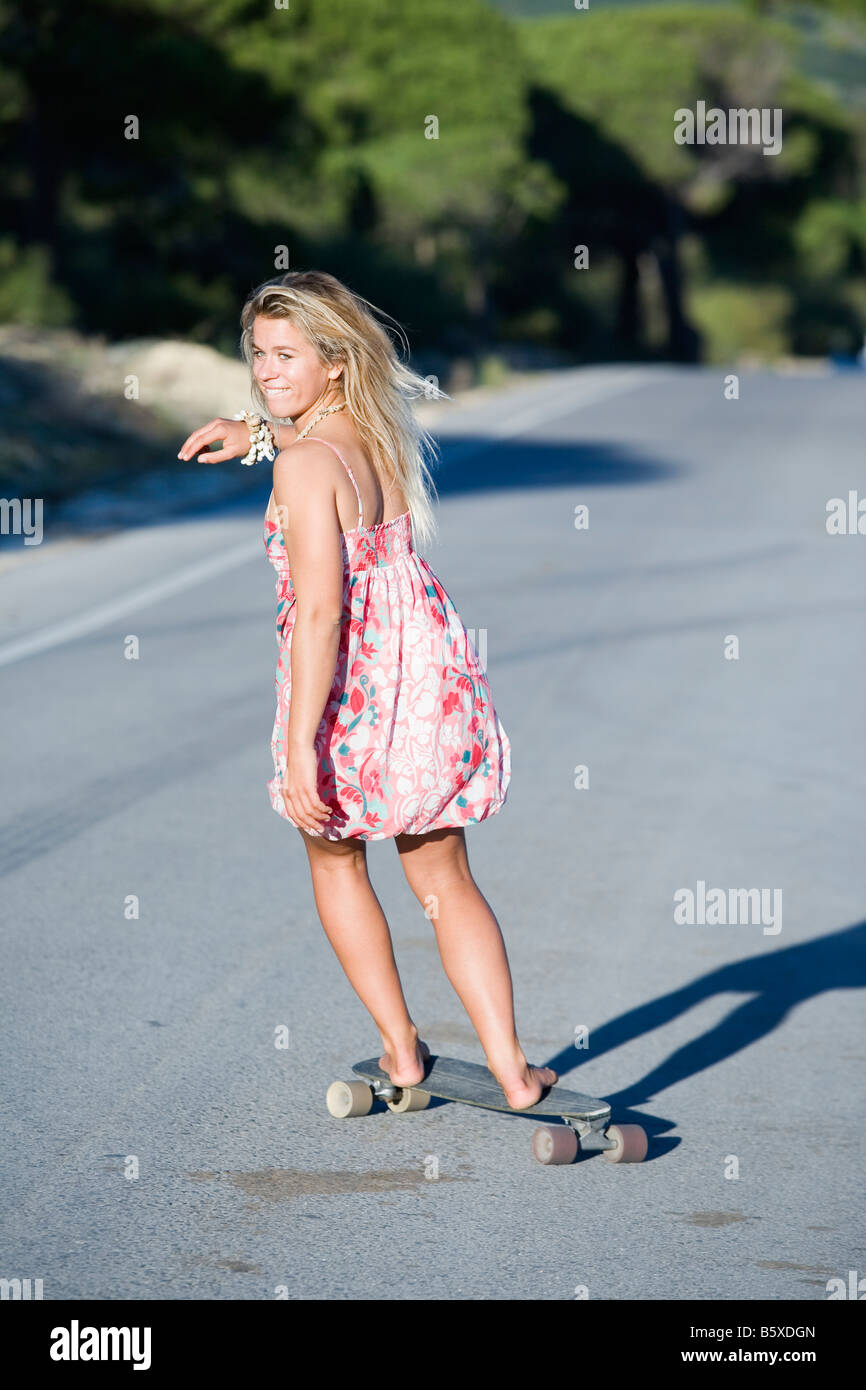 Junge Frau auf skateboard Stockfoto