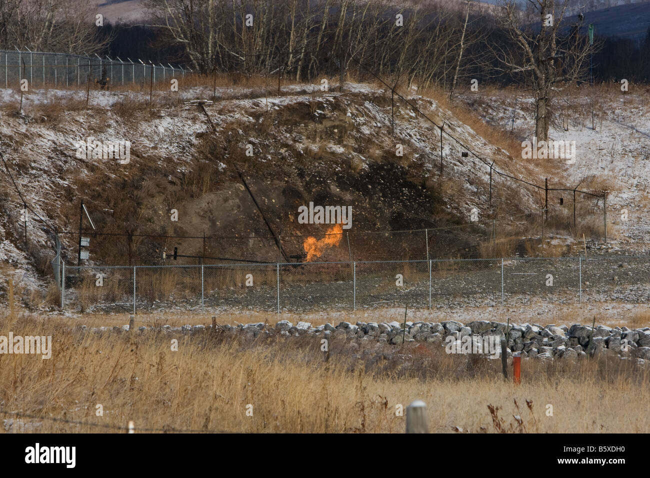 Ein Schuss von historischen Turner Valley Gasanlage in Turner Valley Alberta mit einem Gas verbrennen Fackel im Vordergrund. Stockfoto