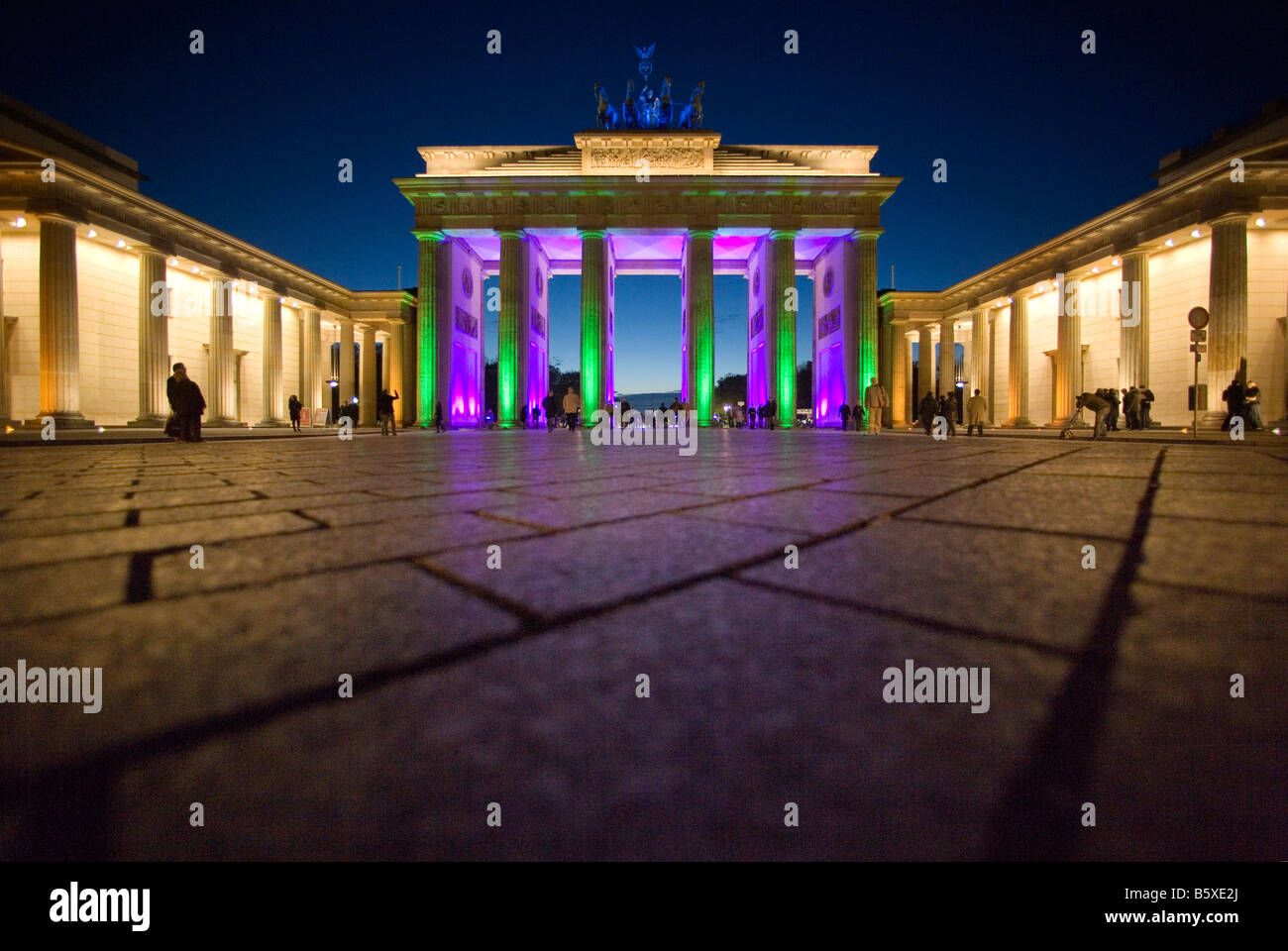 Berühmte Sehenswürdigkeit der Stadt Berlin das Brandenburger Tor mit bunten Beleuchtung während des Festival of Lights Stockfoto