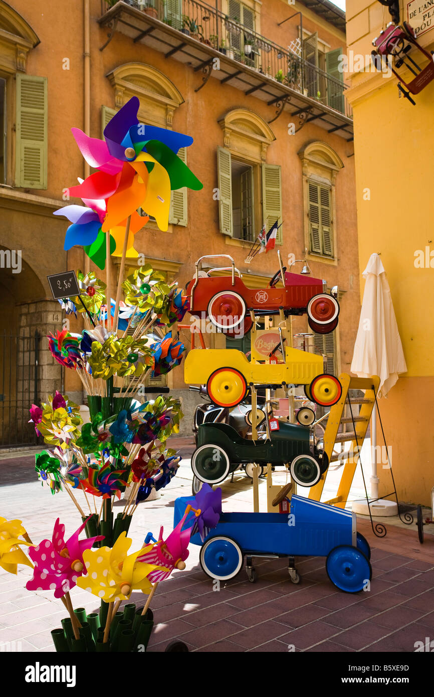 Außen-Spielzeug-Shop mit Spielzeugautos und Windmühlen in Vielle Ville der Altstadt von Nizza Cote D Azur Frankreich Stockfoto