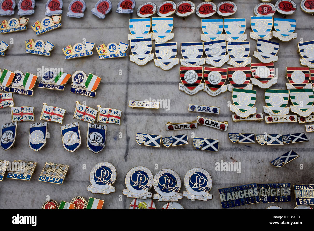 Queens Park Rangers Football Club Abzeichen zu verkaufen. Stockfoto