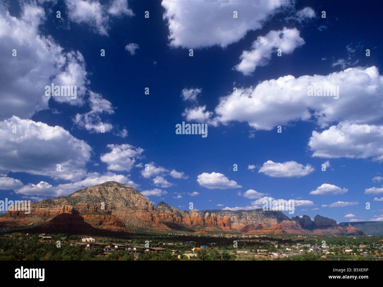 Wolken im tiefblauen Himmel über Sedona, Arizona, USA Stockfoto