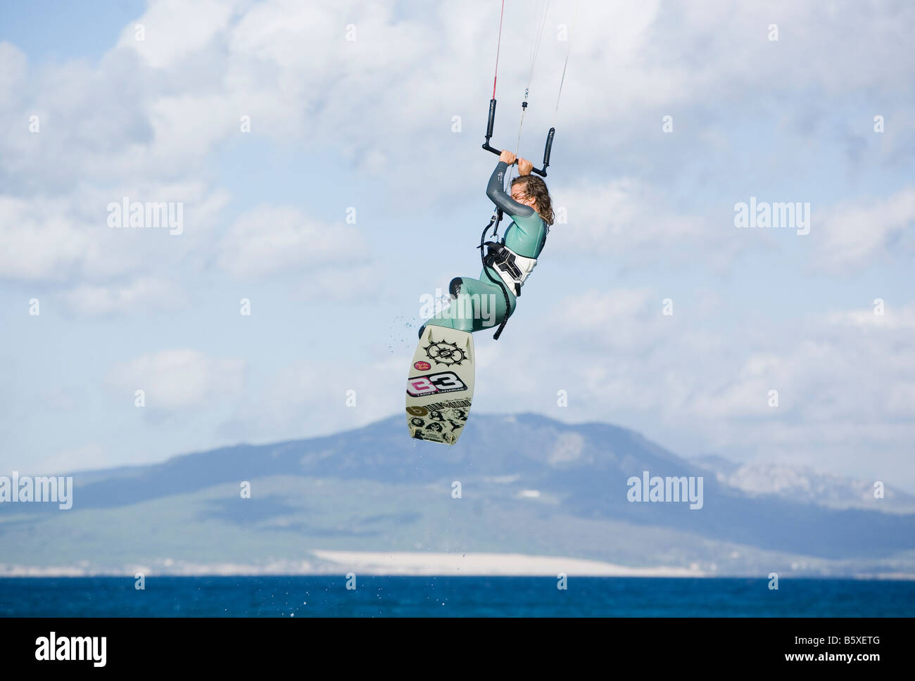 Junge Frau springt auf kiteboard Stockfoto