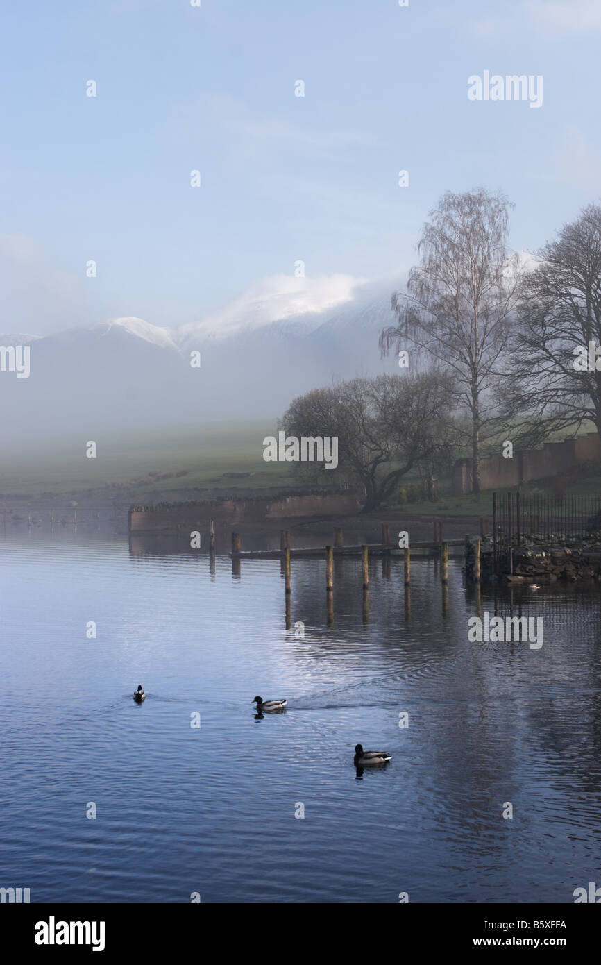 Misty Morning Blick über Derwent Water, Cumbria, England, Großbritannien Stockfoto