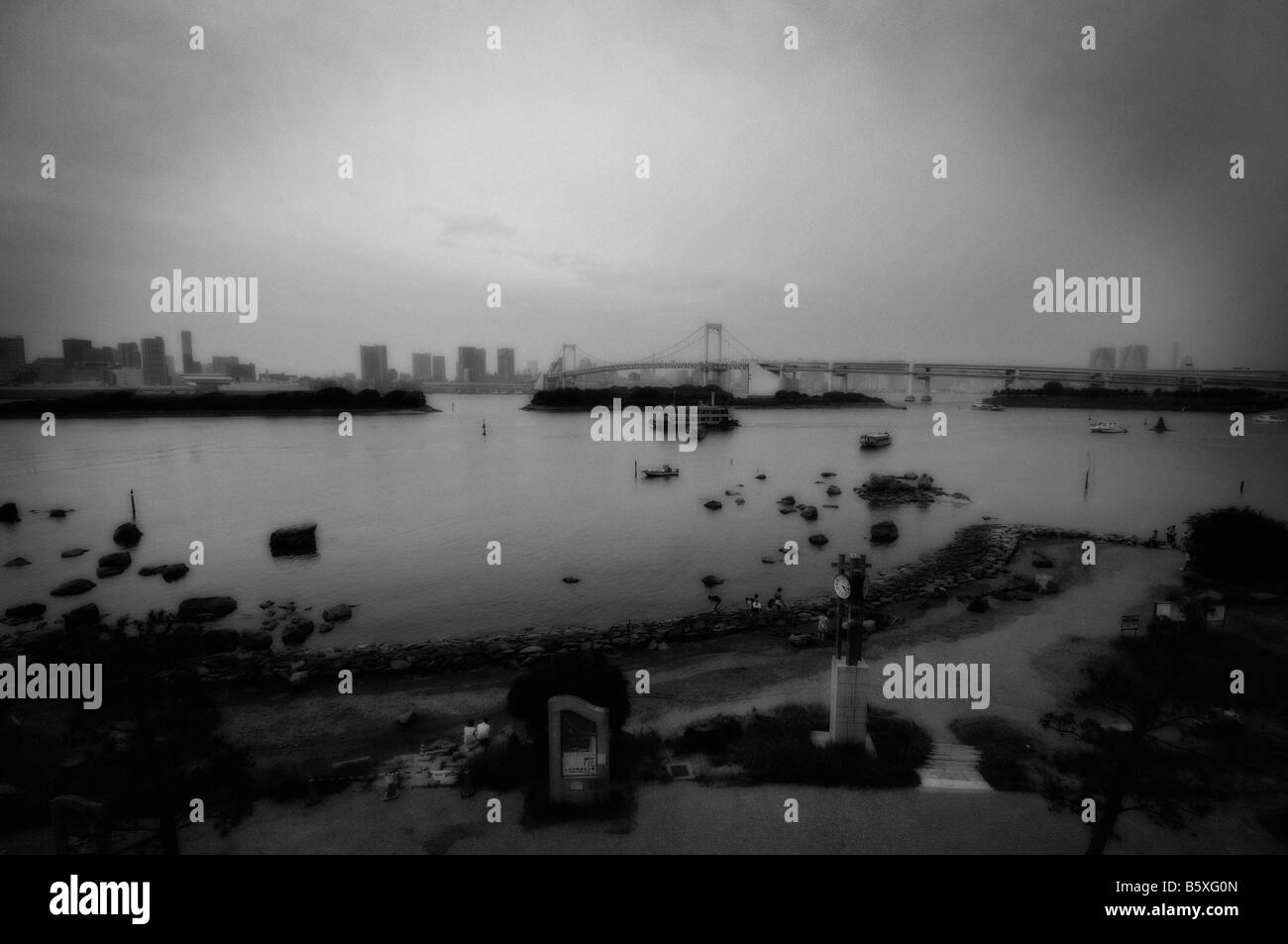 Tokio-Stadt und die Bucht von Insel Odaiba gesehen. Bucht von Tokio. Japan. Stockfoto