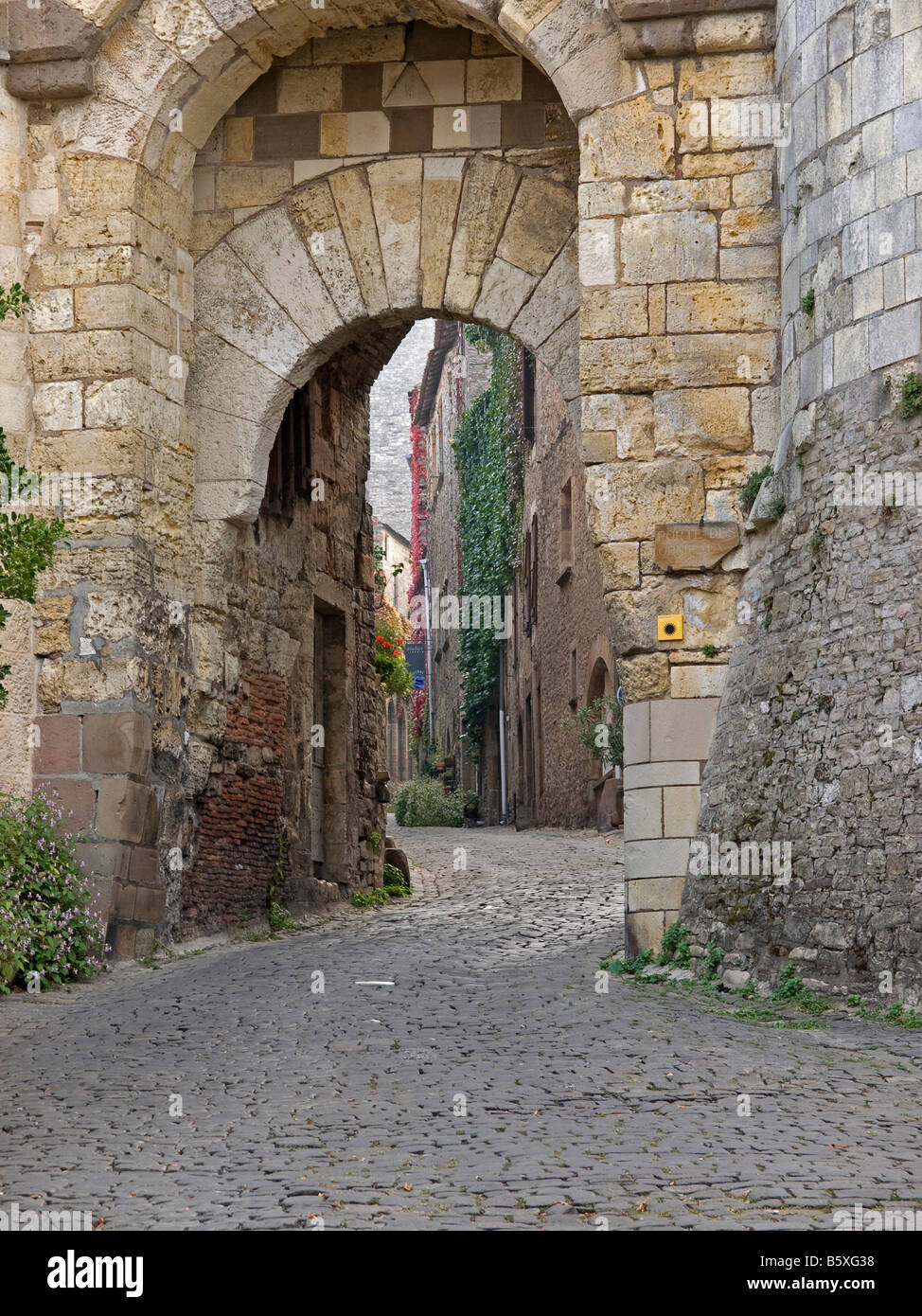 Stadtmauer im Torbogen Alley gesteinigt Häuser Stadt Cordes sur Ciel Tarn Midi-Pyrenäen-Frankreich Stockfoto