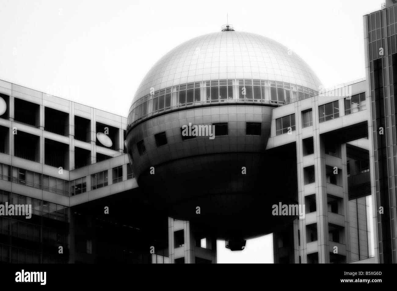 Fuji TV-Hauptquartier (von Kenzo Tange). Insel Odaiba. Bucht von Tokio. Japan. Stockfoto