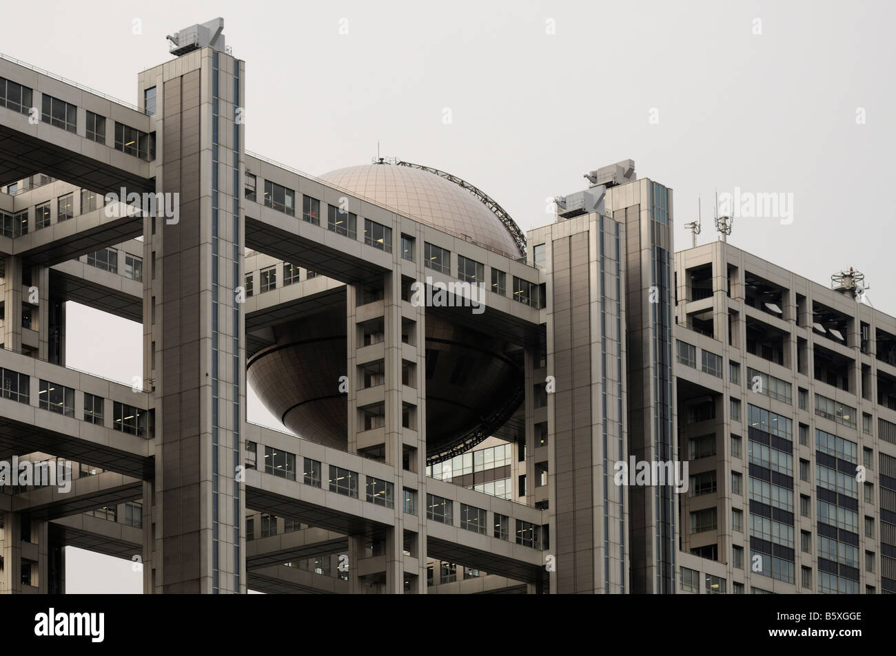 Fuji TV-Hauptquartier (von Kenzo Tange). Insel Odaiba. Bucht von Tokio. Japan. Stockfoto