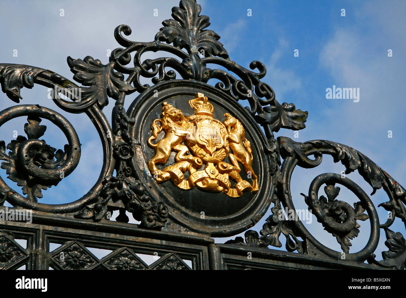 Königliche Wappen am Tor der Royal Botanic Gardens Kew in Richmond London England Stockfoto