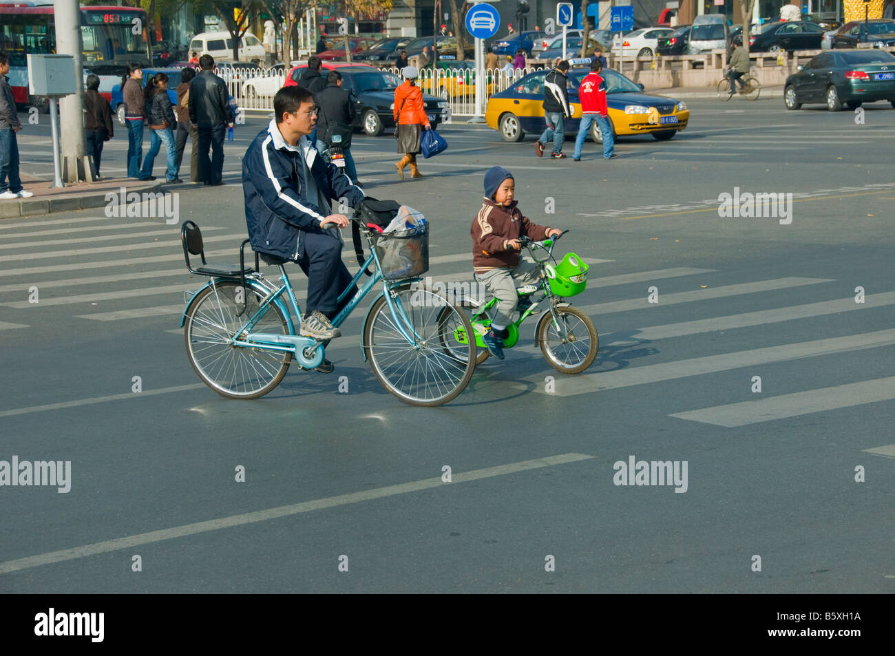 Vater und Sohn auf einem Fahrrad in Peking China Stockfoto