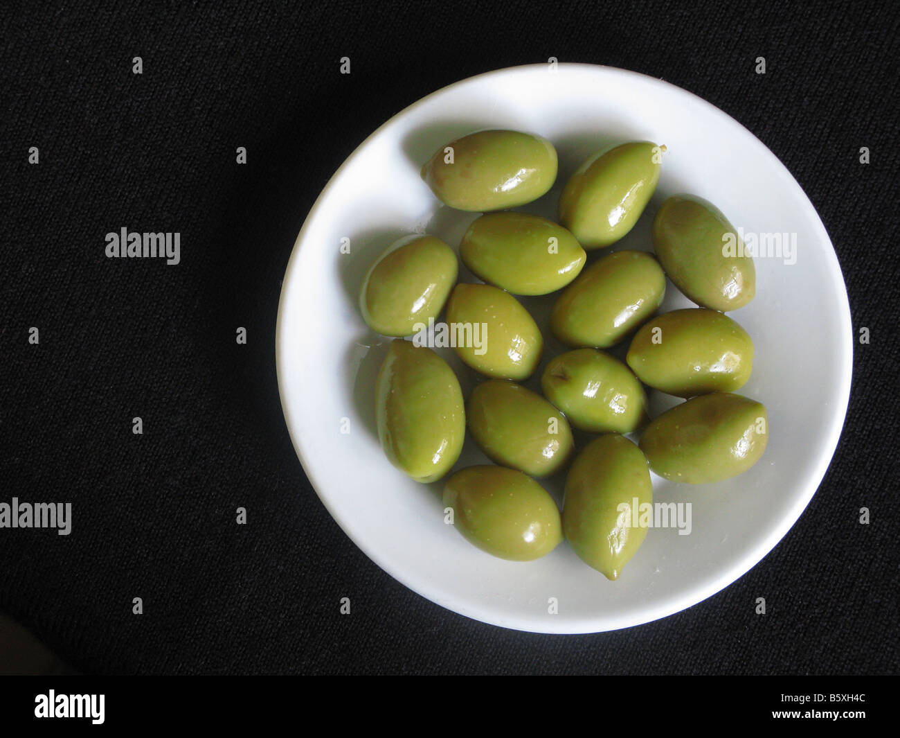 Kultige griechisches Essen Ionischen grüne Oliven Stockfoto