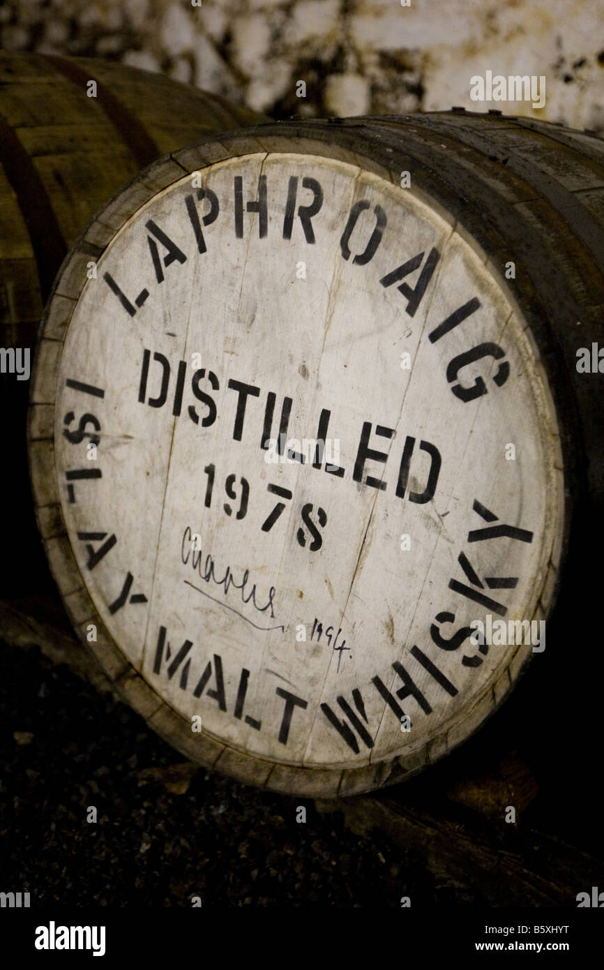 Ein Fass Malt Whisky, einst im Besitz und unterzeichnet von Prince Charles, Laphroaig Distillery, Islay, Inneren Hebriden, Schottland Stockfoto