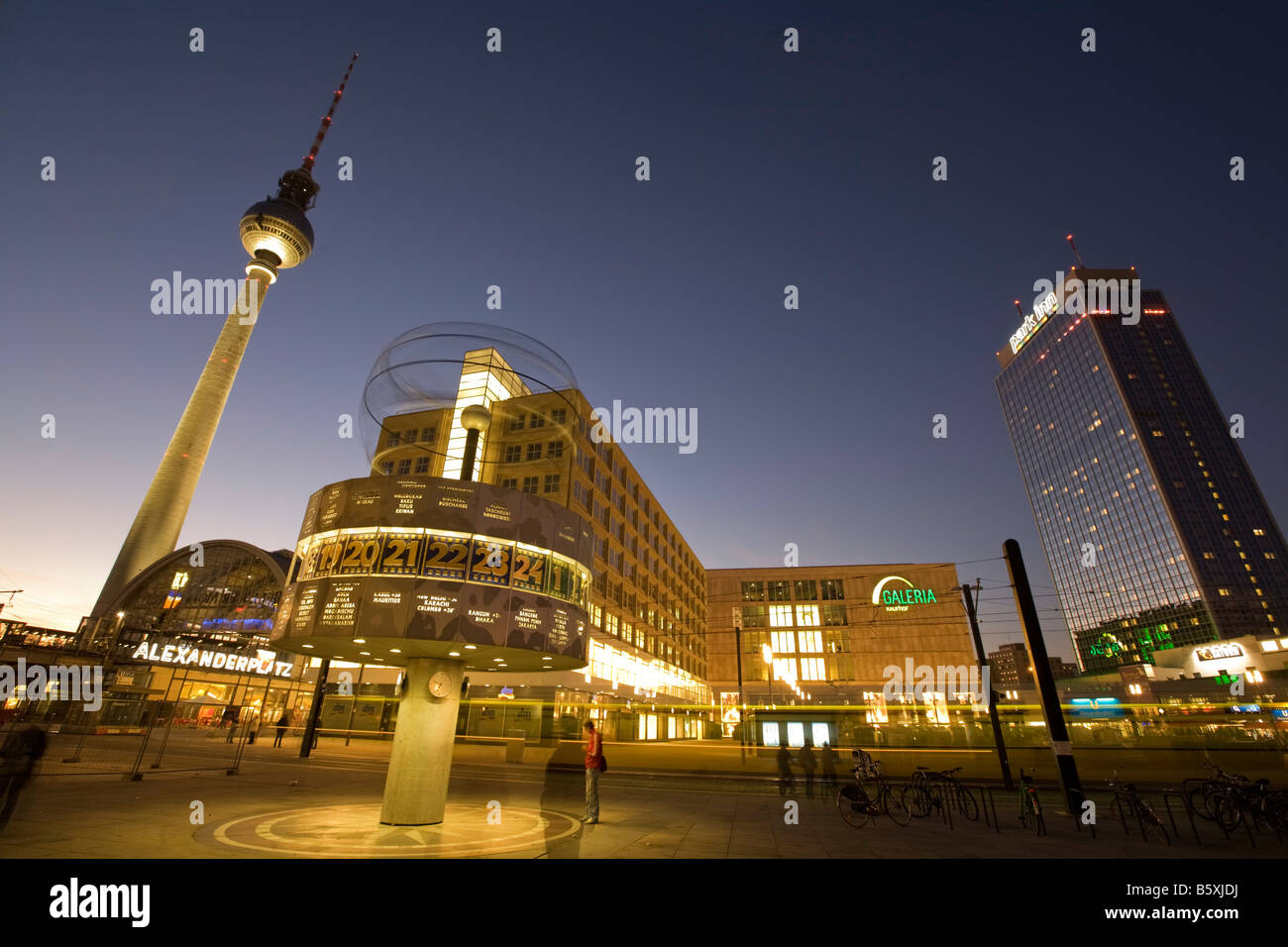 Alexanderplatz-Uhr Fernsehturm Galeria Kaufhof Lager Übernachtung im Park Hotel in Berlin Stockfoto