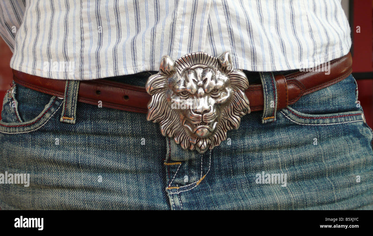 Lion Gürtelschnalle auf junge Frau jeans Stockfoto