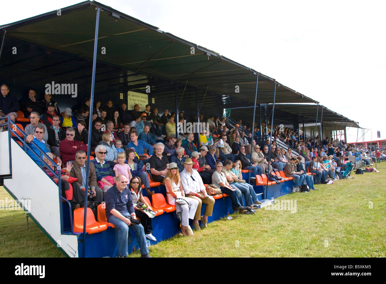 ZUSCHAUER IN EINEM DER STÄNDE AN DER SNETTERTON BRITISCHEN TOURENWAGENMEISTERSCHAFT Stockfoto