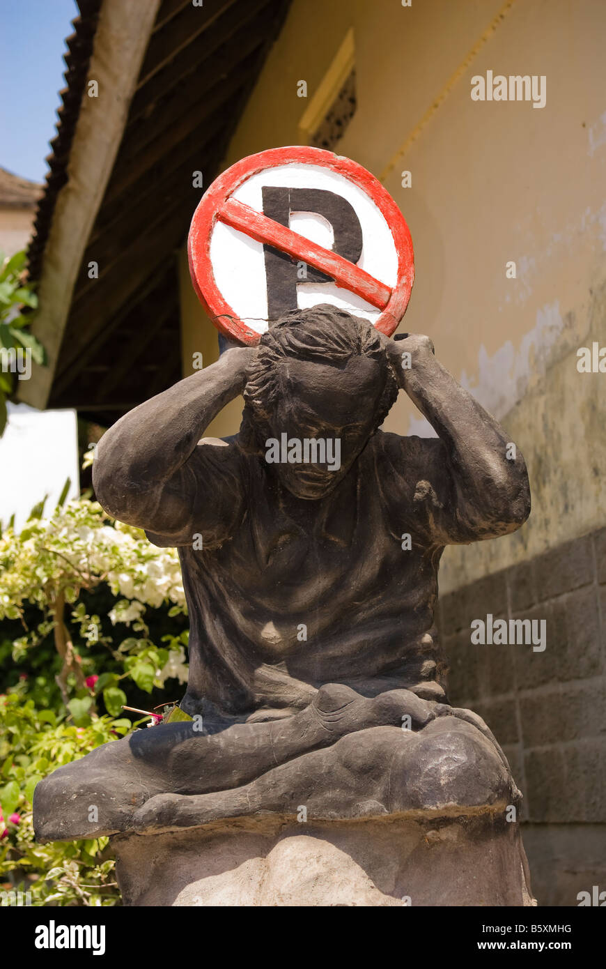 Kein Parkplatz Zeichen auf eine Skulptur oder Statue eines Mannes erscheinen, um die Last der Welt auf ihn haben Stockfoto