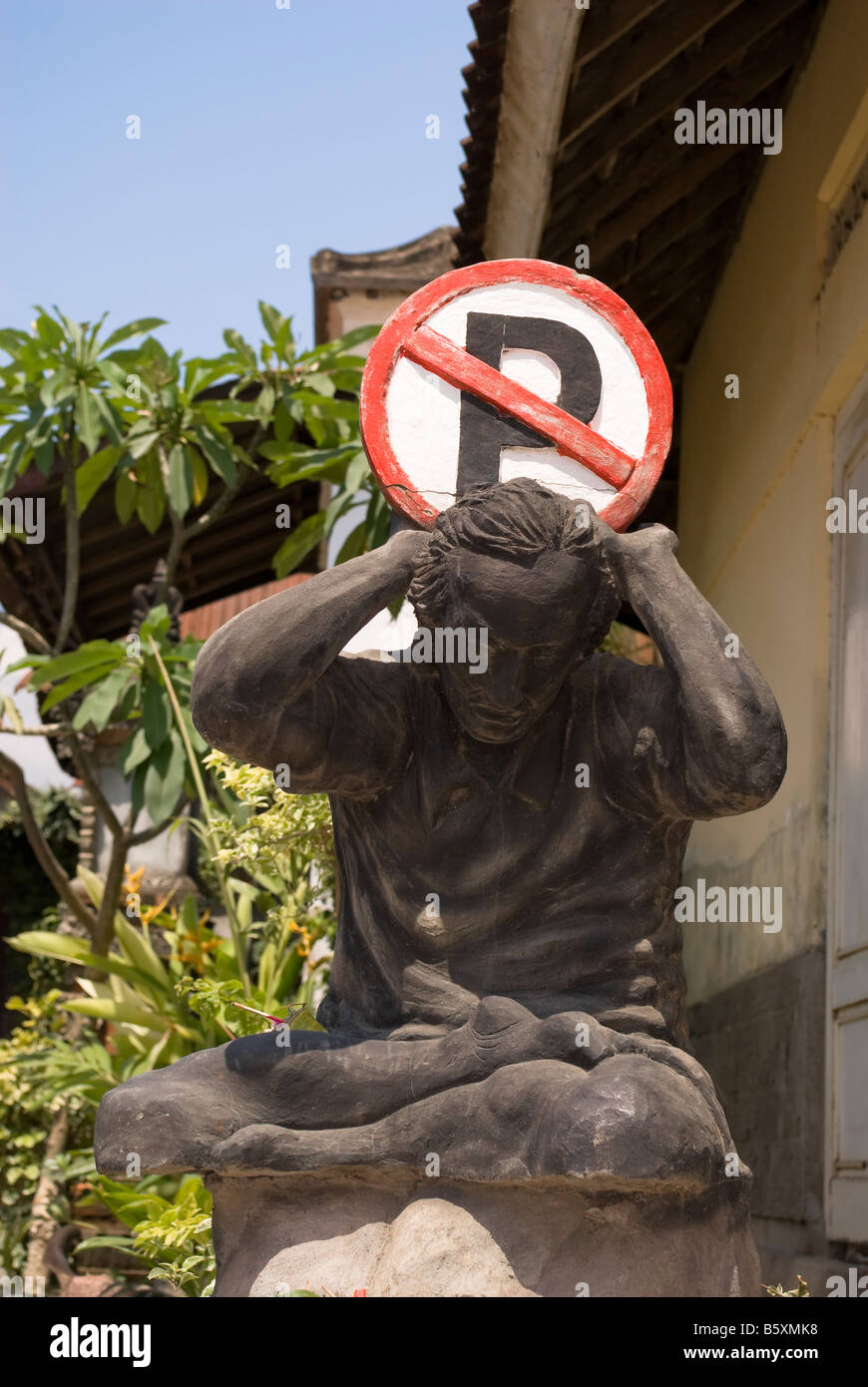 Kein Parkplatz Zeichen auf eine Skulptur oder Statue eines Mannes erscheinen, um die Last der Welt auf ihn haben Stockfoto