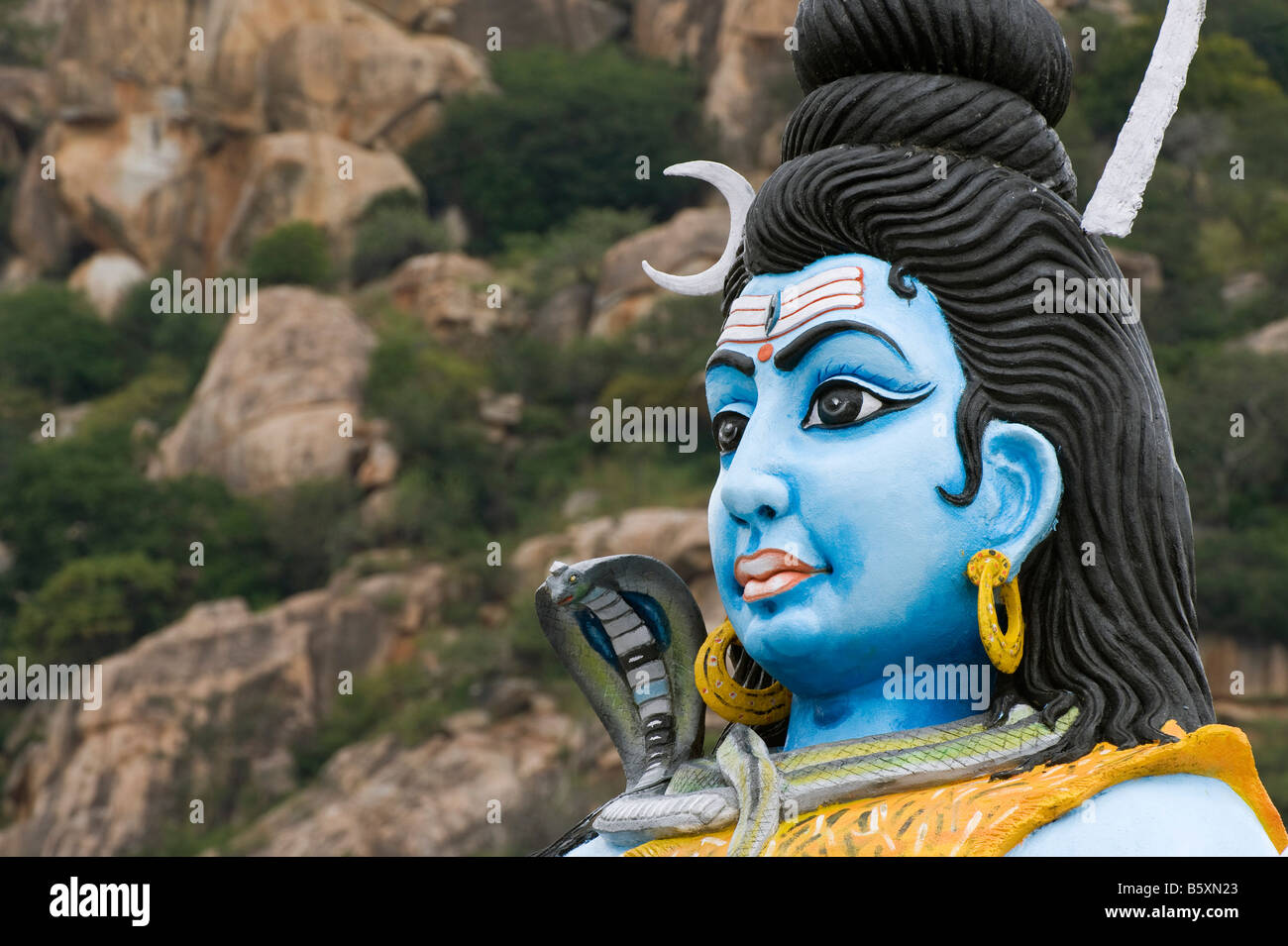 Indische Gottheit Statue, Lord Shiva. Anantapur Distrikt, Andhra Pradesh, Indien Stockfoto