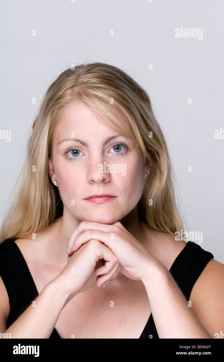 Gesicht-Porträt von Ernst blonde Frau. Stockfoto
