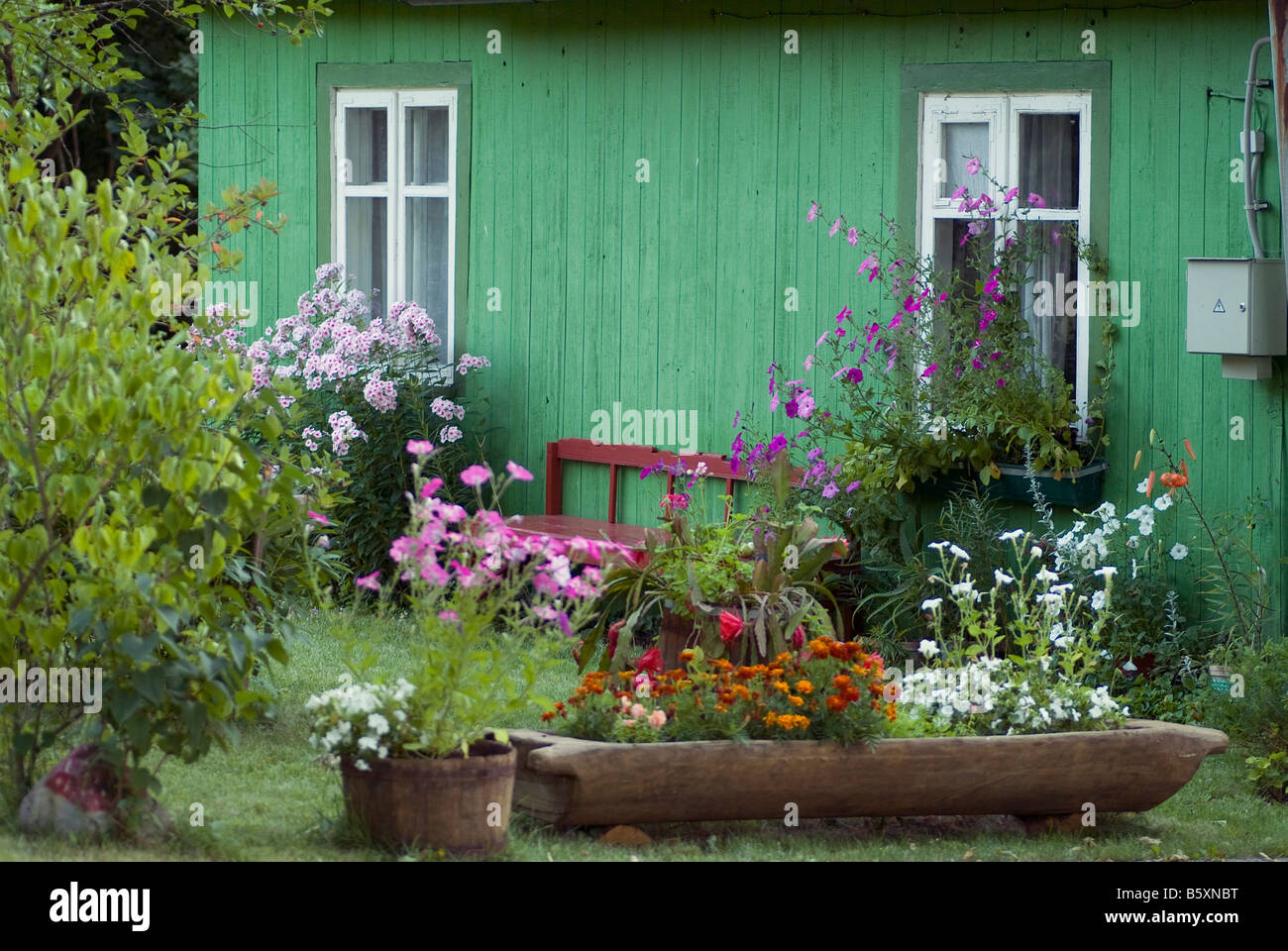 Grunes Holz Ferienhaus Mit Schonen Blumengarten In Der Region Nemunas Neman Litauen Baltikum Stockfotografie Alamy
