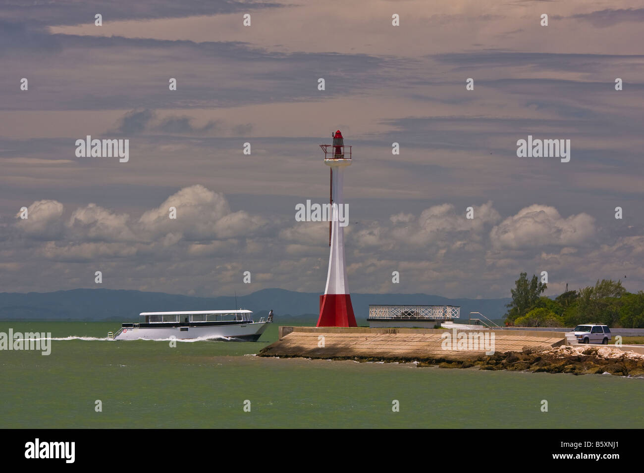 BELIZE CITY, BELIZE Tour Boot geht Fort George Lighthouse auf Weg in Belize Hafen Stockfoto