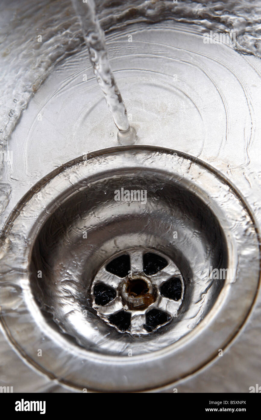 Ein Dübelloch in einem inländischen Edelstahlspüle Stockfoto