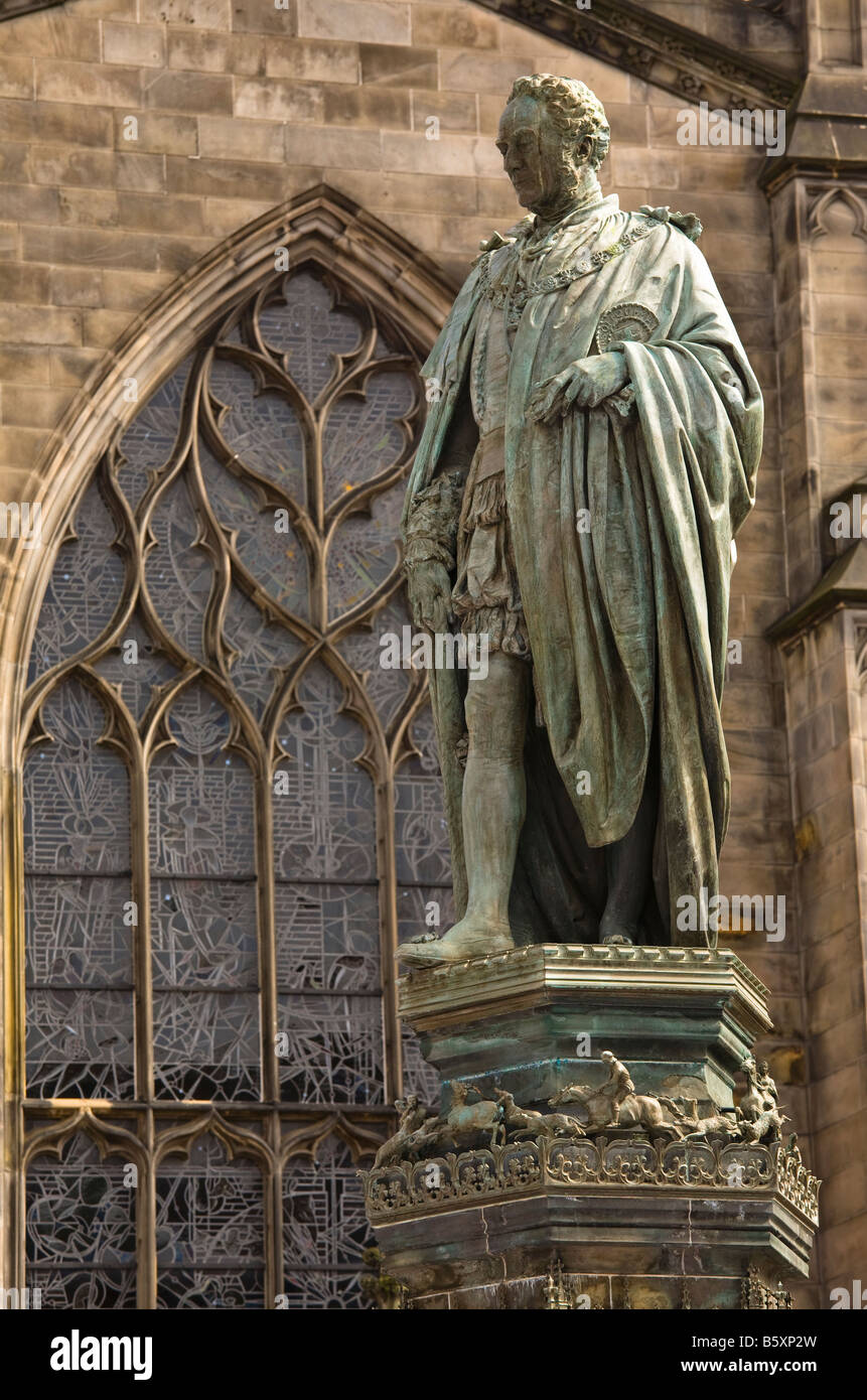 Statue von Sir Walter Francis Montague Douglas Scott 1806 1884 außerhalb St. Giles Kathedrale Royal Mile Edinburgh Schottland Stockfoto