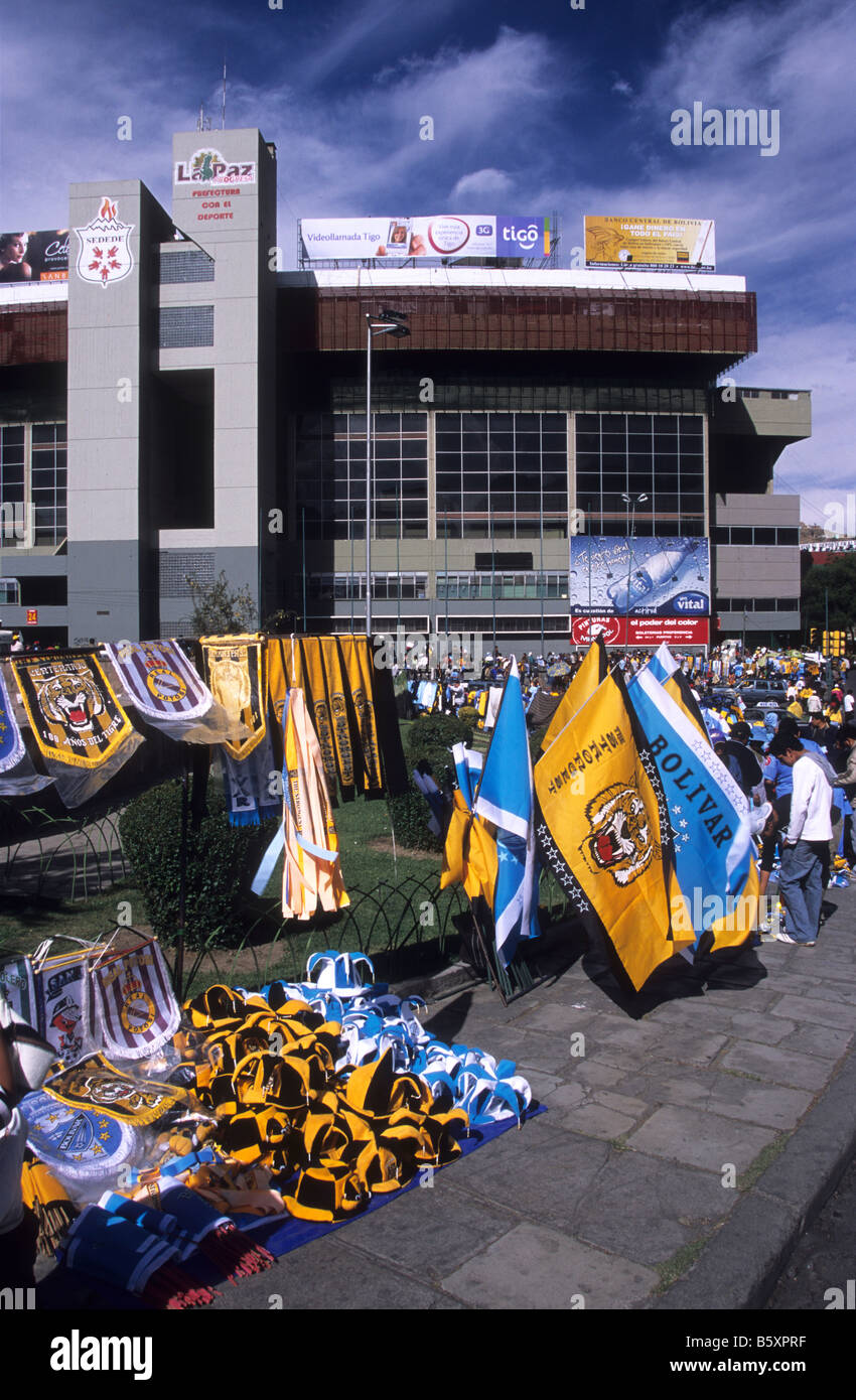 Bolivar und The Strongest Hüte und Fahnen für den Verkauf außerhalb Hernando Siles Stadion für La Paz Derby Fußball match, Bolivien Stockfoto