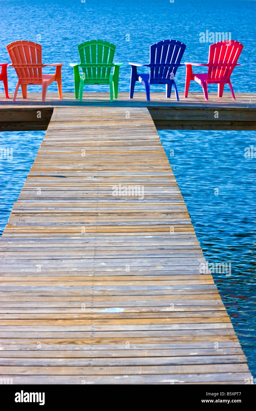 Farbenfrohe Stühle auf der Dockingstation mit Blick auf die Copano Bay. Texas. Stockfoto