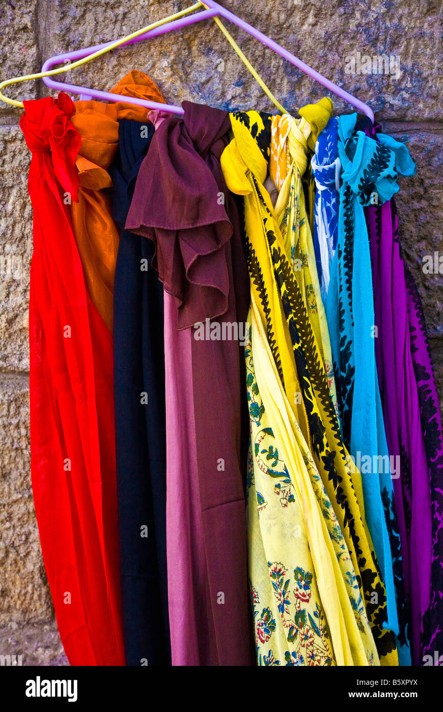 Bunte Schals hängen auf einem lila Kleiderbügel in Skyros, Griechenland. Stockfoto