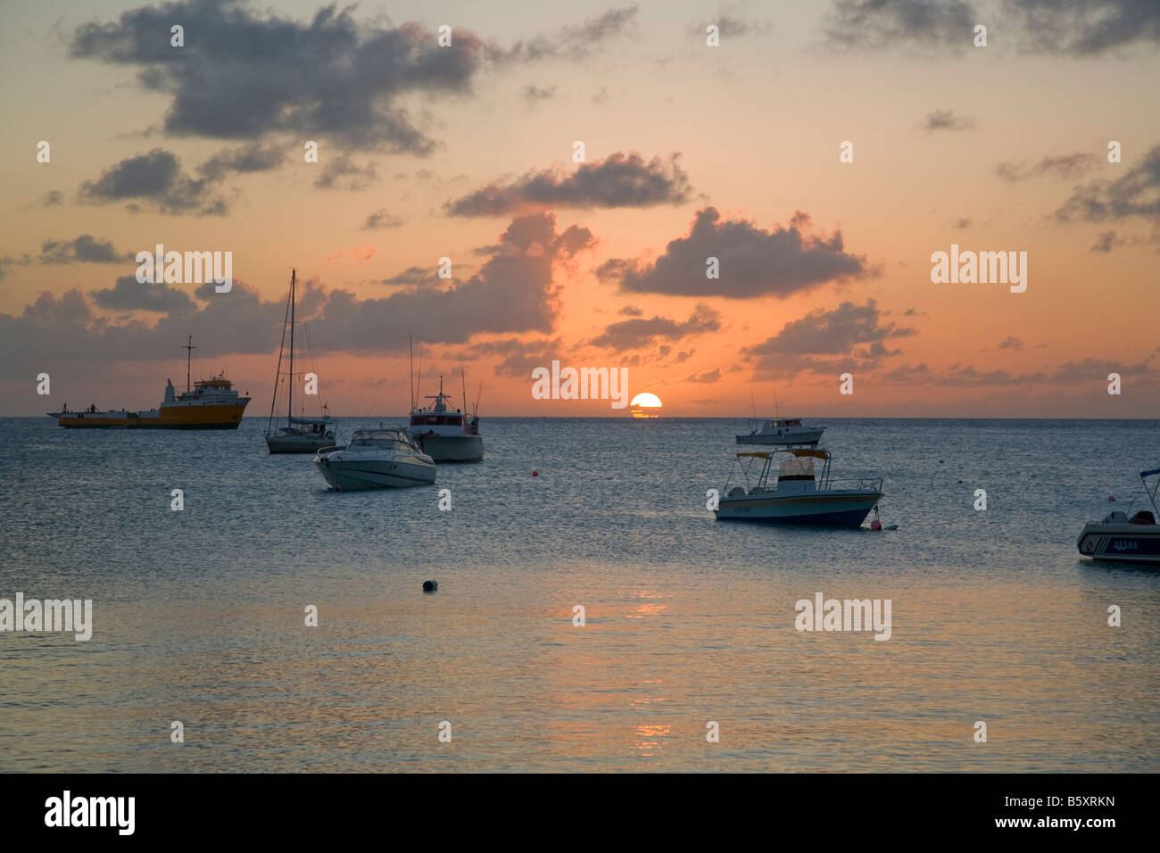 Sonnenuntergang über Road Bay von Sandy Ground Beach auf der karibischen Insel Anguilla in den British West Indies Stockfoto