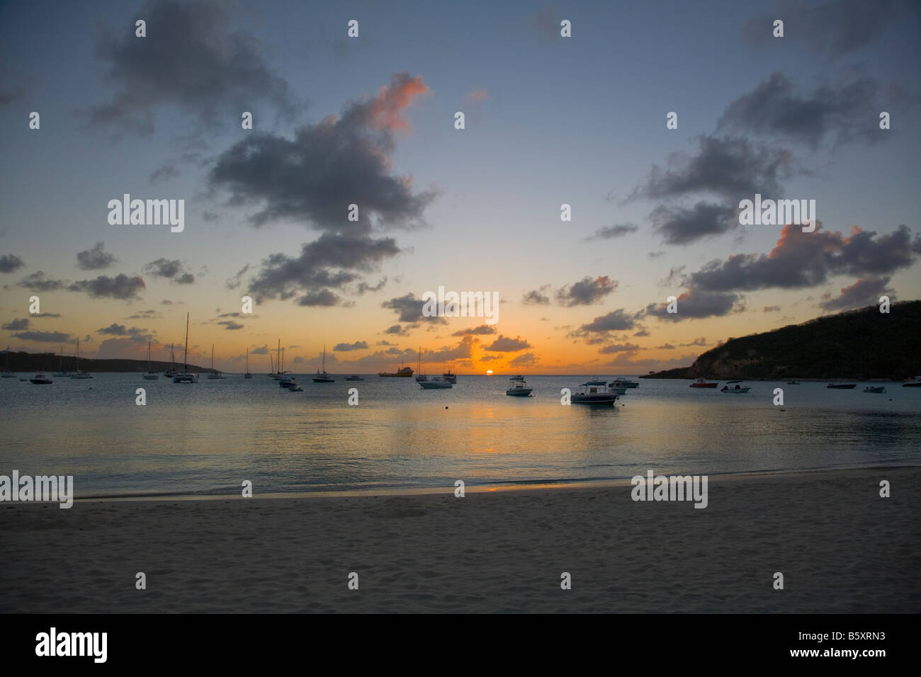 Sonnenuntergang über Road Bay von Sandy Ground Beach auf der karibischen Insel Anguilla in den British West Indies Stockfoto
