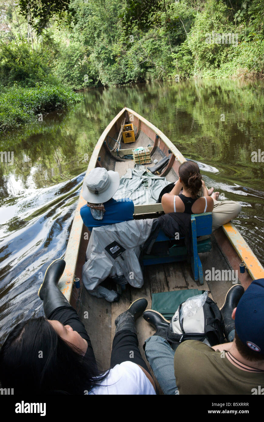 Eine Gruppe in ihrer Lodge in einem Boot durch den Amazonas Reisen Stockfoto