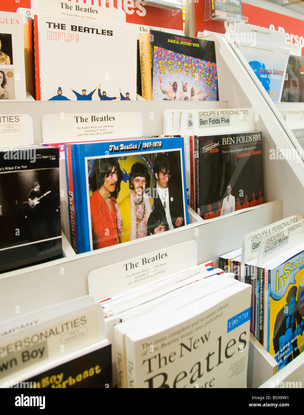 Musikbücher von The Beatles-Songs in eine Buchhandlung zu verkaufen Stockfoto
