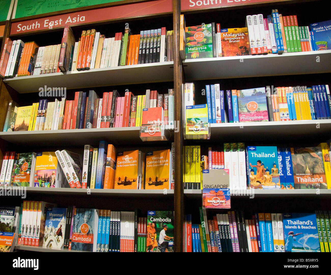 Reiseführer für Süd-Ost-Asien für Verkauf in einem Buchladen in Großbritannien Stockfoto