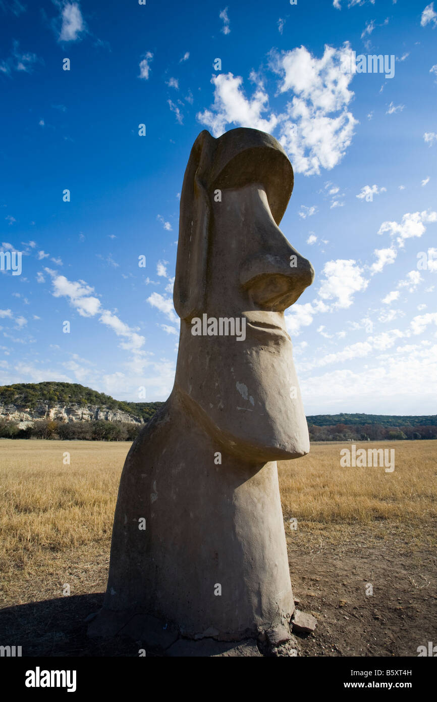 Weitwinkeleinstellung der Osterinsel Kopf befindet sich in Stonehenge II in Texas Hill Country Stockfoto