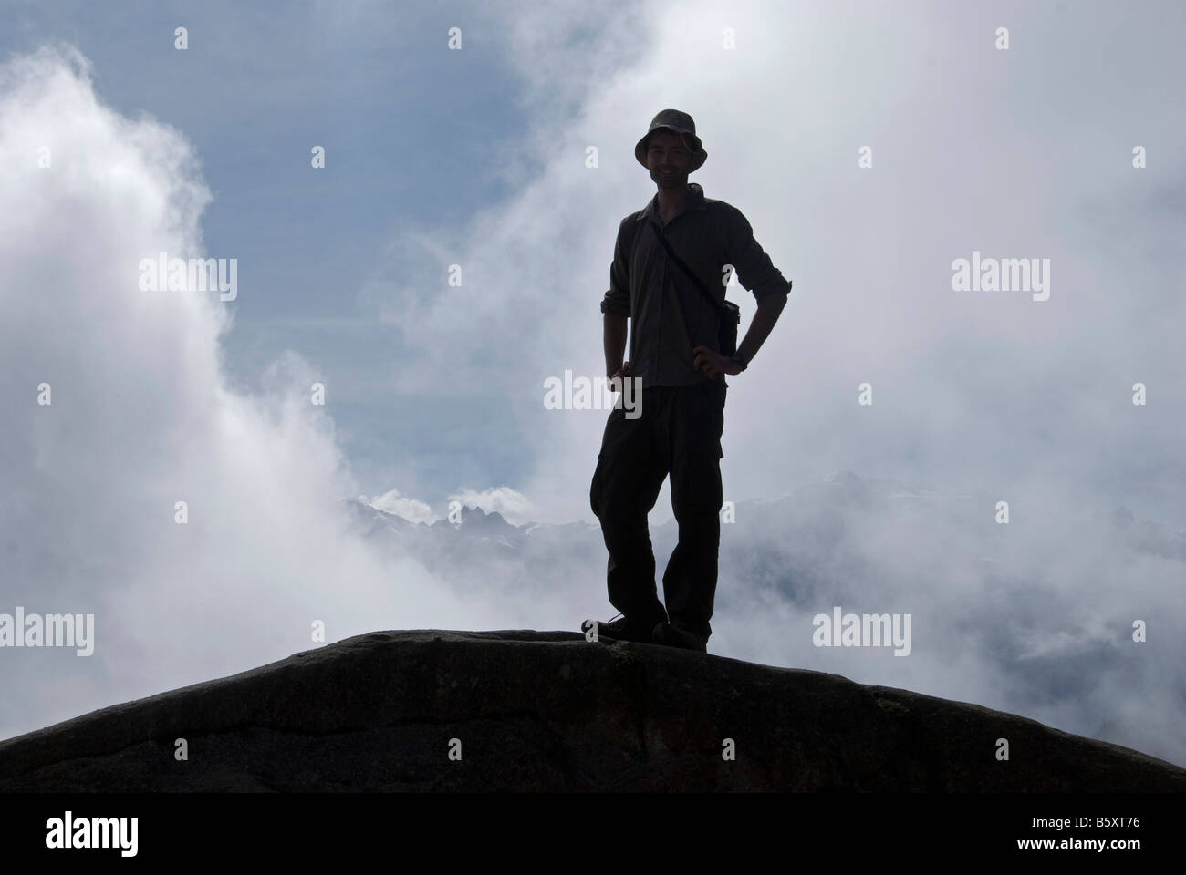Ein Touristen-steht im Vordergrund der Anden Stockfoto