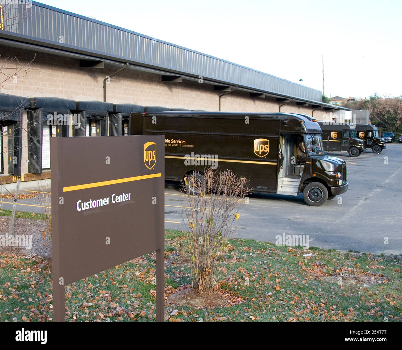 UPS Fahrzeug lassen ein Paket distribution center in Manchester, New Hampshire. Stockfoto