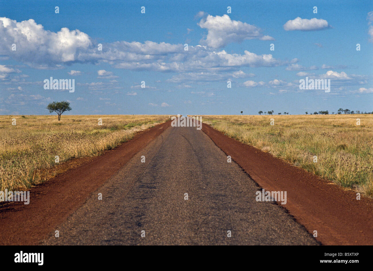 Outback Road, Queensland, Australien Stockfoto