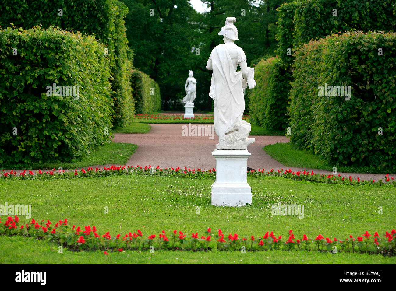 Statue in den Gärten des Palais Zarskoje Selo (Katharinenpalast) Stockfoto