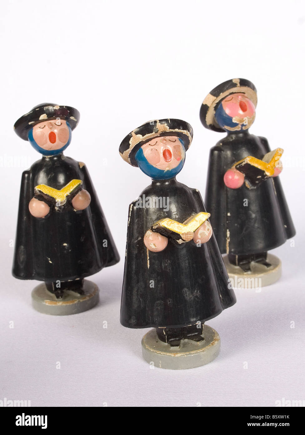 Antike Weihnachten Dekoration Ornament Volksmusik Chor geschnitzte Holzfiguren weißen Hintergrund Ausschnitt Vintage drei singen Stockfoto